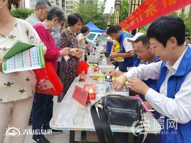 信新相映走進(jìn)錦苑社區(qū) 志愿者磨刀、維修鍋具樣樣在行
