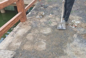 塘邊路面有破損，南村速度消隱患