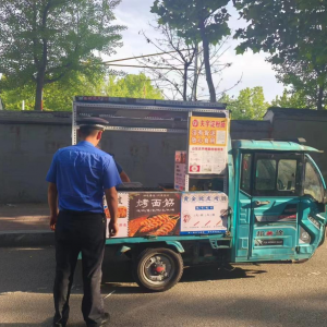 暖心護?！獌?yōu)化校園周邊市容環(huán)境秩序