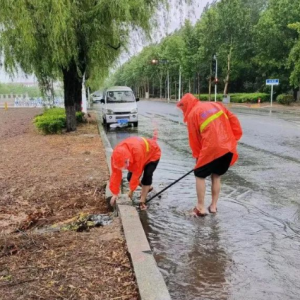 金陽(yáng)光環(huán)衛(wèi)全力做好雨天道路清理工作