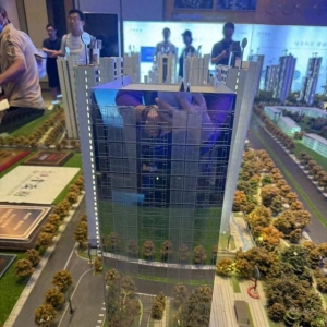 沙盤朝東實際朝西 近百臺空調(diào)外機正對大云谷·金茂府“吹熱氣”