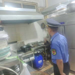 同和執(zhí)法中隊“信用+執(zhí)法”開展餐飲油煙執(zhí)法巡查工作