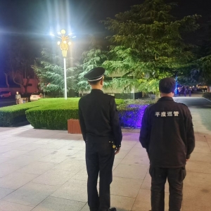 同和執(zhí)法中隊加強夜間執(zhí)法巡查，還轄區(qū)廣場一片寧靜