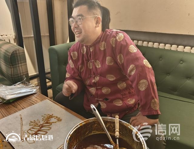 以勺為筆以糖為墨 信網(wǎng)探訪指尖上的甜蜜非遺藝術(shù)