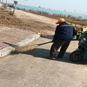 清理路面積土，營(yíng)造干凈整潔的城鎮(zhèn)環(huán)境