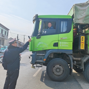 古峴中隊(duì)黨支部強(qiáng)化渣土車管理，守護(hù)道路交通安全