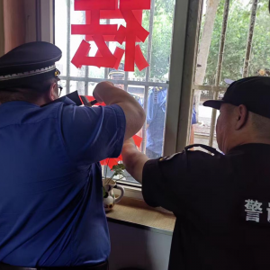平度市鳳臺(tái)執(zhí)法中隊(duì)：隊(duì)員齊發(fā)力 開展小廣告專項(xiàng)治理行動(dòng)
